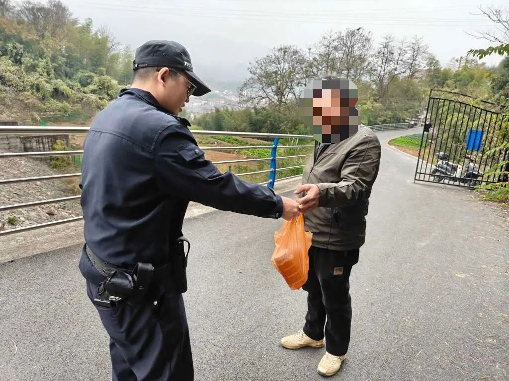 伤亡惨重！浙江两派蜜蜂，打起来了！民警到场