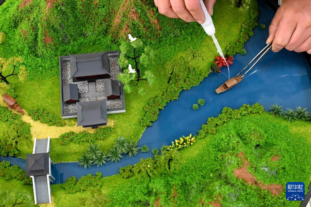 河北平山：小沙盘托起大产业