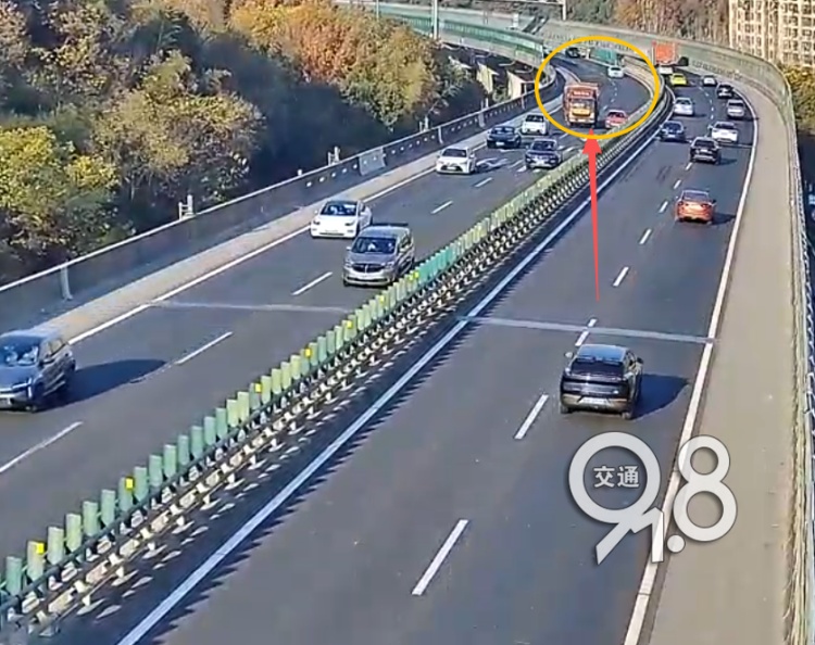 没碰到也全责？杭州高速现无接触事故，判罚亮了！