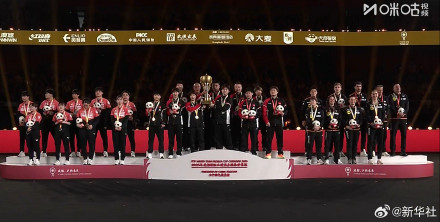 激动！国乒冠军捧杯时刻