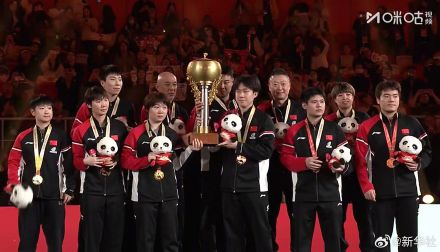 激动！国乒冠军捧杯时刻