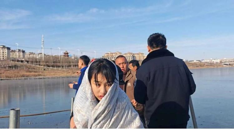 “我身体轻，我下去救！”13岁女孩冰窟救男童后默默离开