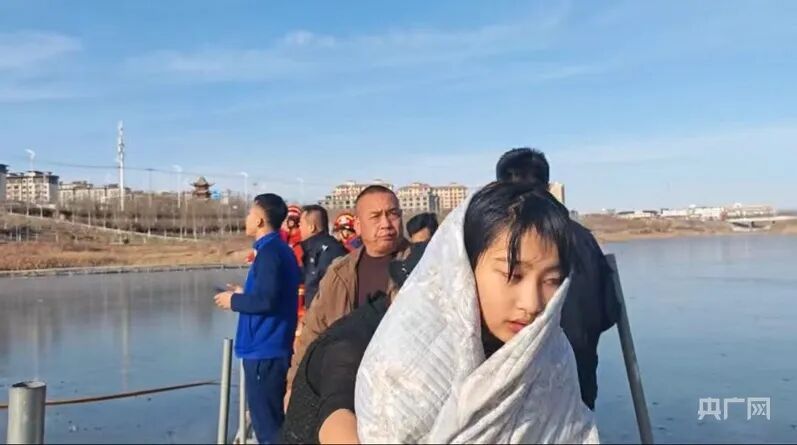 13岁女孩李佳婷跳入冰窖勇救4岁落水男童，获嘉奖！