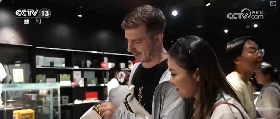 来华“淘好物”火爆出圈 外国游客“购物车”凸显“中国制造”全球竞争力