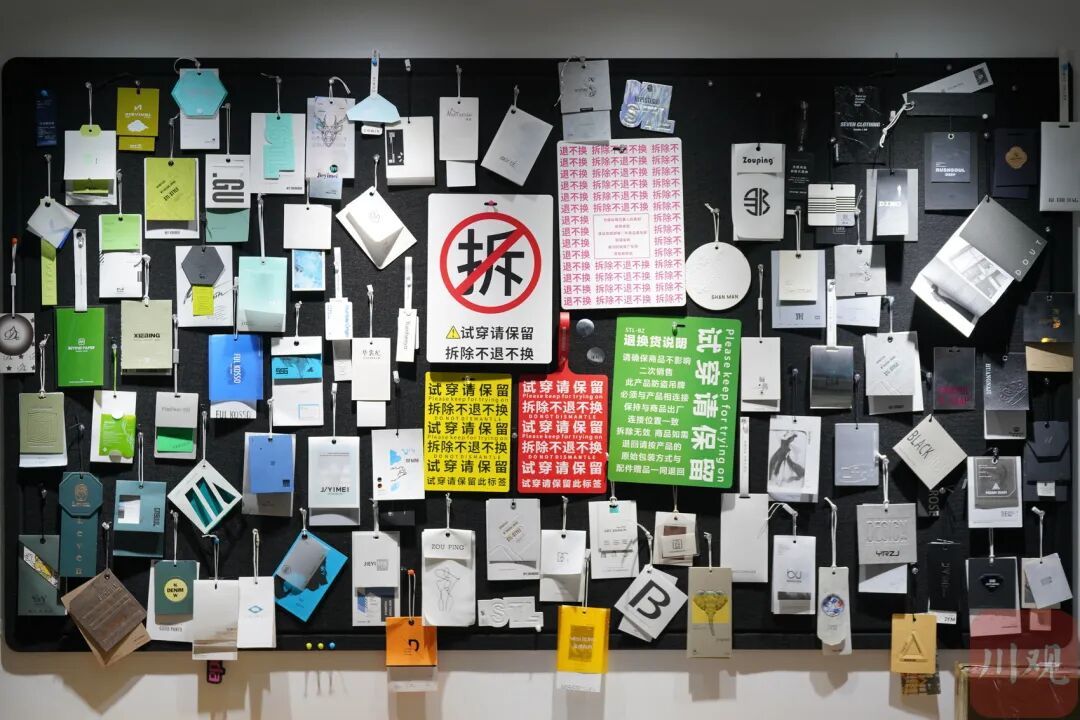 “比脸还大”的巨型吊牌走红，不少来自四川这家企业，为什么能赚钱？