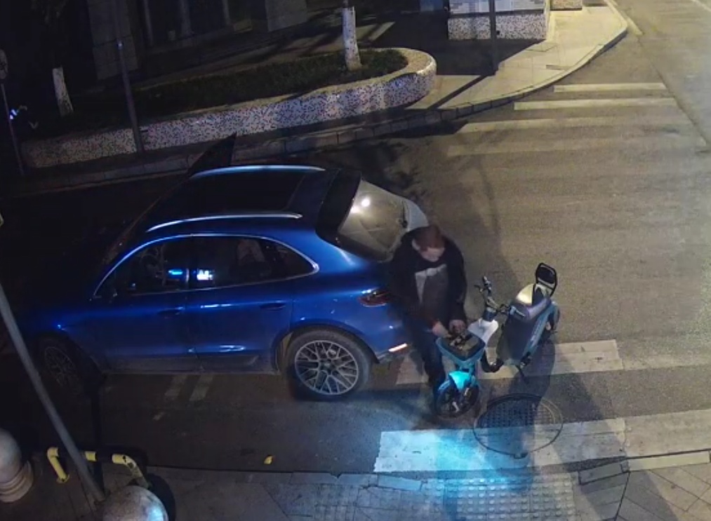 男子开保时捷偷了190多块电瓶