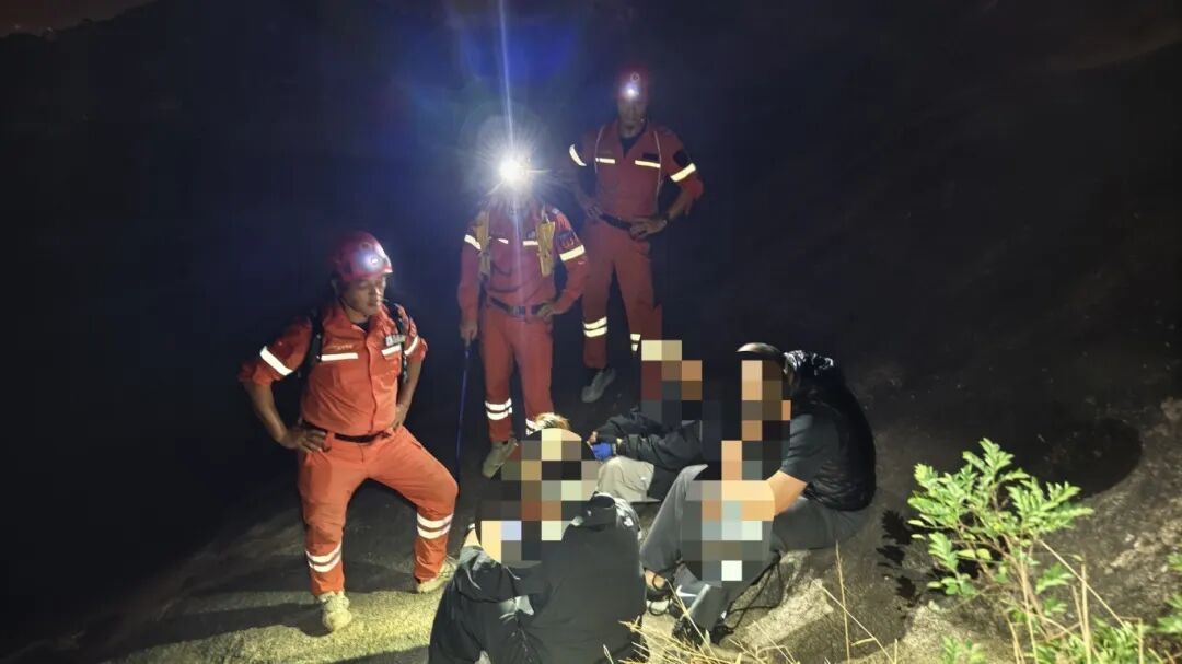事发厦门汀溪镇！两男子挑战瀑布攀高被困，紧急救援！
