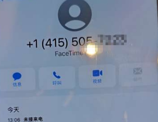 浙江海宁某宾馆内，警员大声叫喊，女子却迟迟开门……