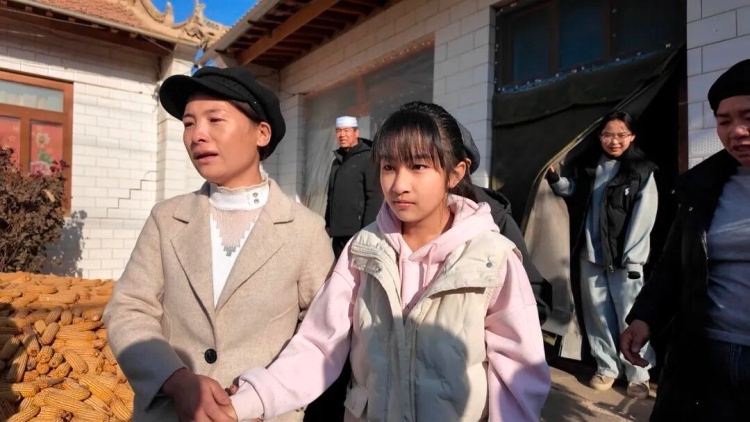 “我身体轻，我下去救！”13岁女孩冰窟救男童后默默离开