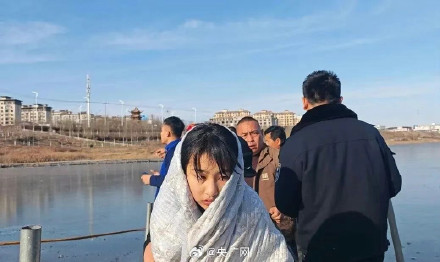 冰窟救人女孩李佳婷获嘉奖