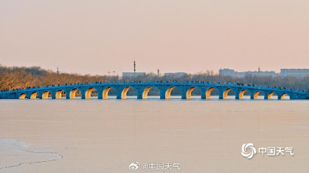 颐和园十七孔桥再现金光穿洞 为冬日增添一抹亮色