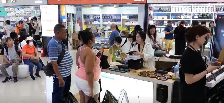 来华“淘好物”火爆出圈 外国游客“购物车”凸显“中国制造”全球竞争力