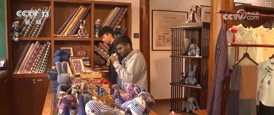 来华“淘好物”火爆出圈 外国游客“购物车”凸显“中国制造”全球竞争力