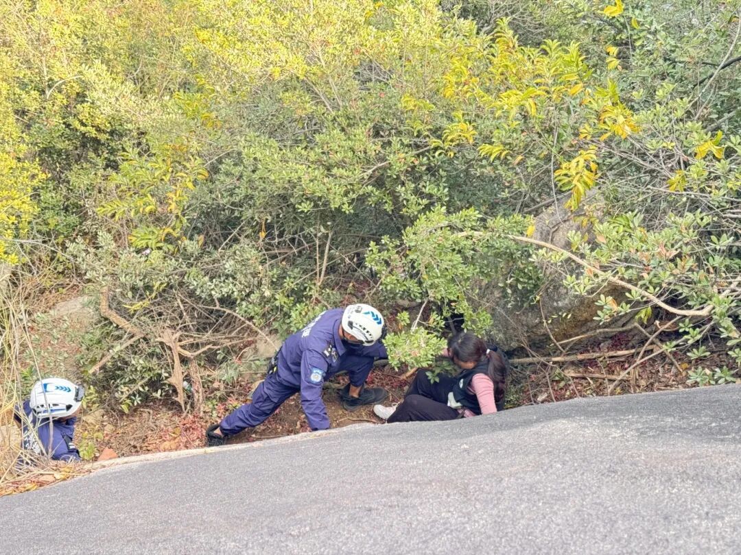 事发厦门汀溪镇！两男子挑战瀑布攀高被困，紧急救援！