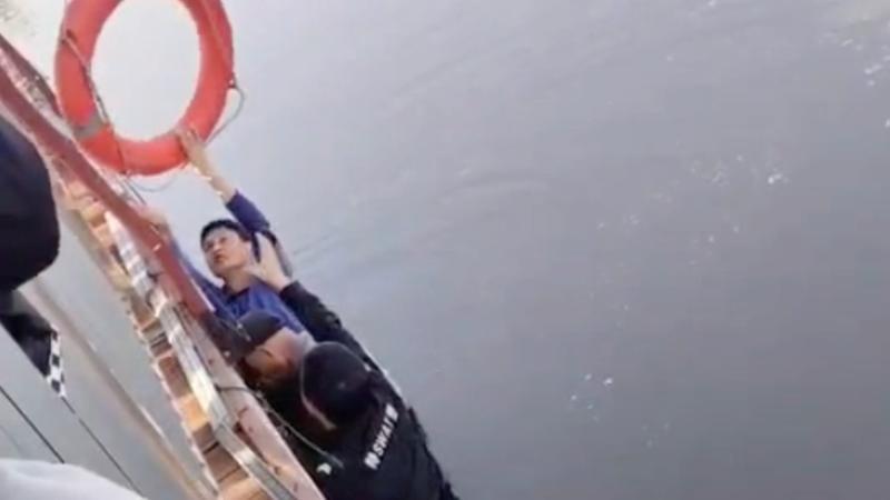 江西上饶：老人不慎掉入河中 警民合力救人