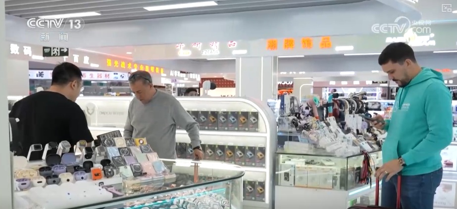 来华“淘好物”火爆出圈 外国游客“购物车”凸显“中国制造”全球竞争力