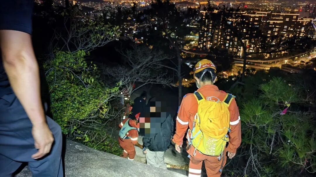 事发厦门汀溪镇！两男子挑战瀑布攀高被困，紧急救援！