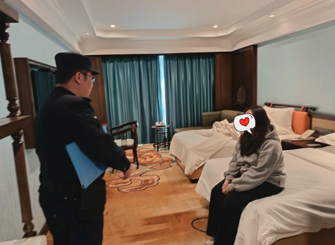 浙江海宁某宾馆内，警员大声叫喊，女子却迟迟开门……