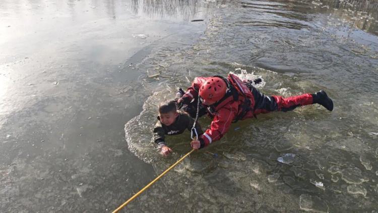 “我身体轻，我下去救！”13岁女孩冰窟救男童后默默离开