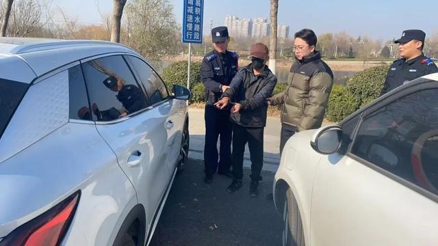 公园里，聊城一男子被便衣警察当场拿下！