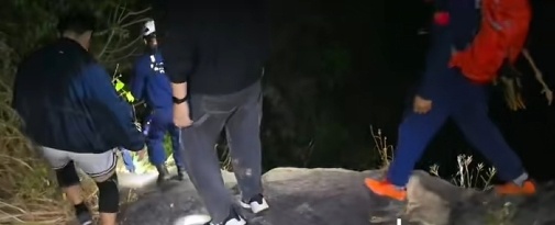 事发厦门汀溪镇！两男子挑战瀑布攀高被困，紧急救援！