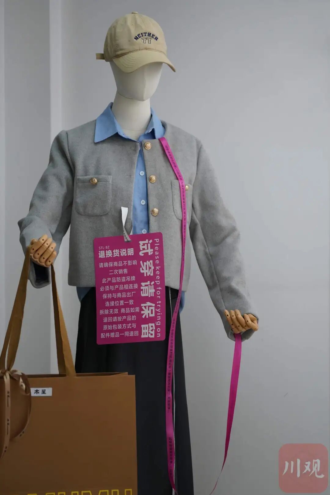 “比脸还大”的巨型吊牌走红，不少来自四川这家企业，为什么能赚钱？