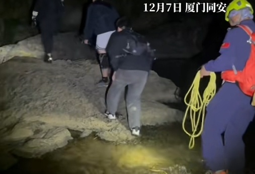 事发厦门汀溪镇！两男子挑战瀑布攀高被困，紧急救援！