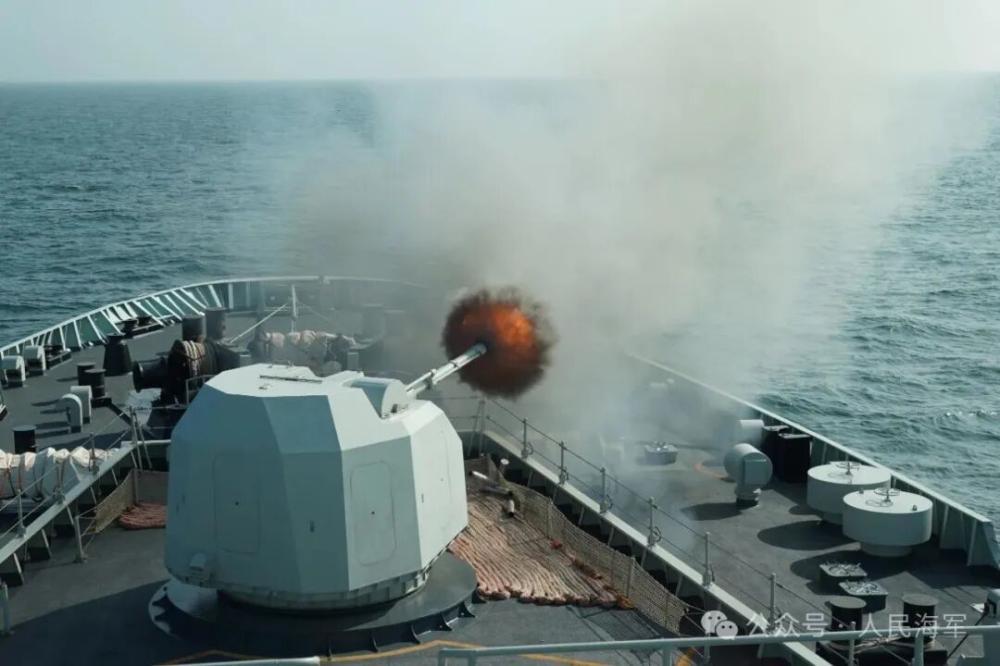 海军龙虎山舰开展实战化综合演练