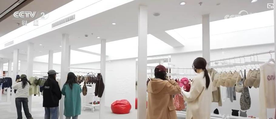 从“价格驱动”迈向“体验驱动”：首店经济与场景创新拉动消费新增长