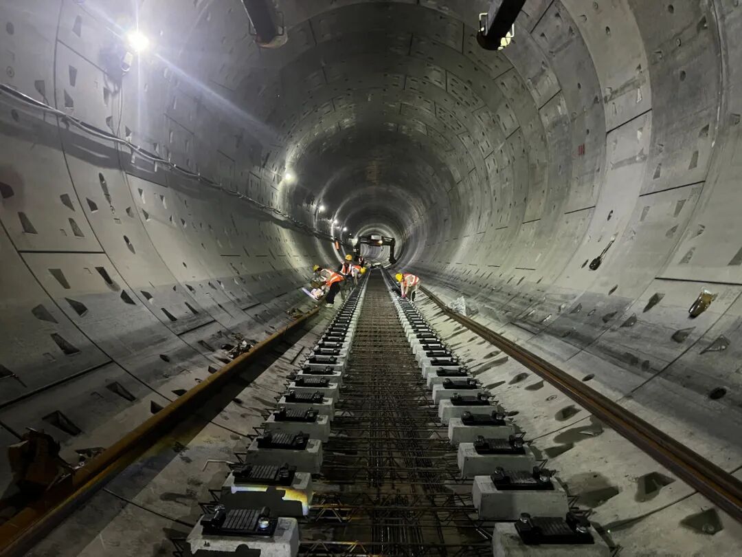 成都市域（郊）铁路成眉线首个区间铺轨完成 建设转入新阶段