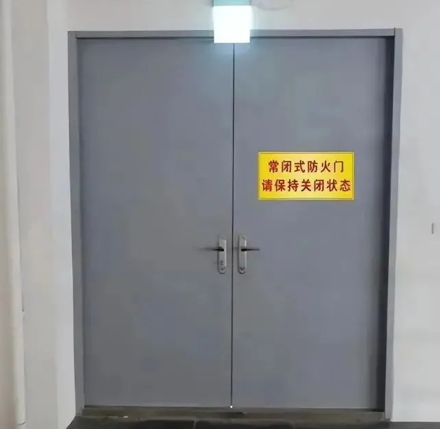 深夜大火，夫妻正熟睡中...没想到这扇门救了他们一命