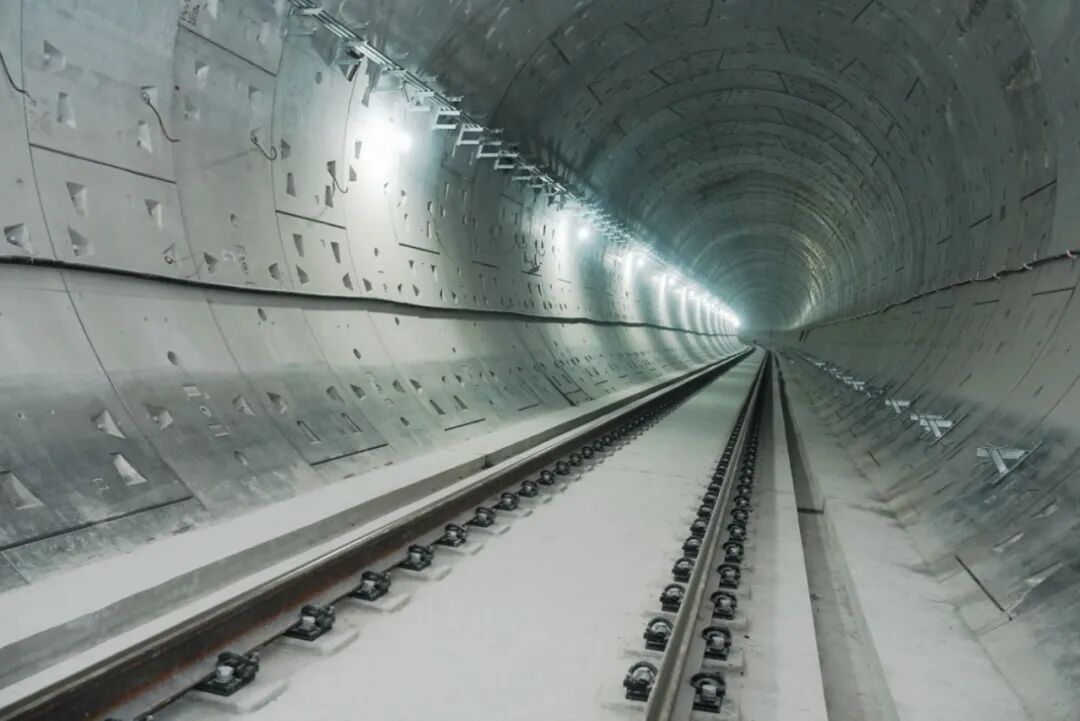 成都市域（郊）铁路成眉线首个区间铺轨完成 建设转入新阶段