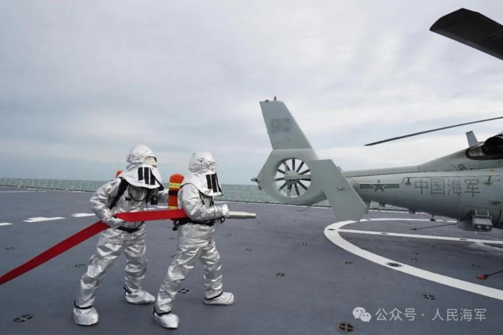 海军龙虎山舰开展实战化综合演练