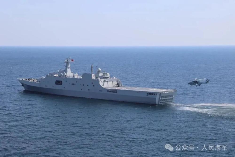 海军龙虎山舰开展实战化综合演练