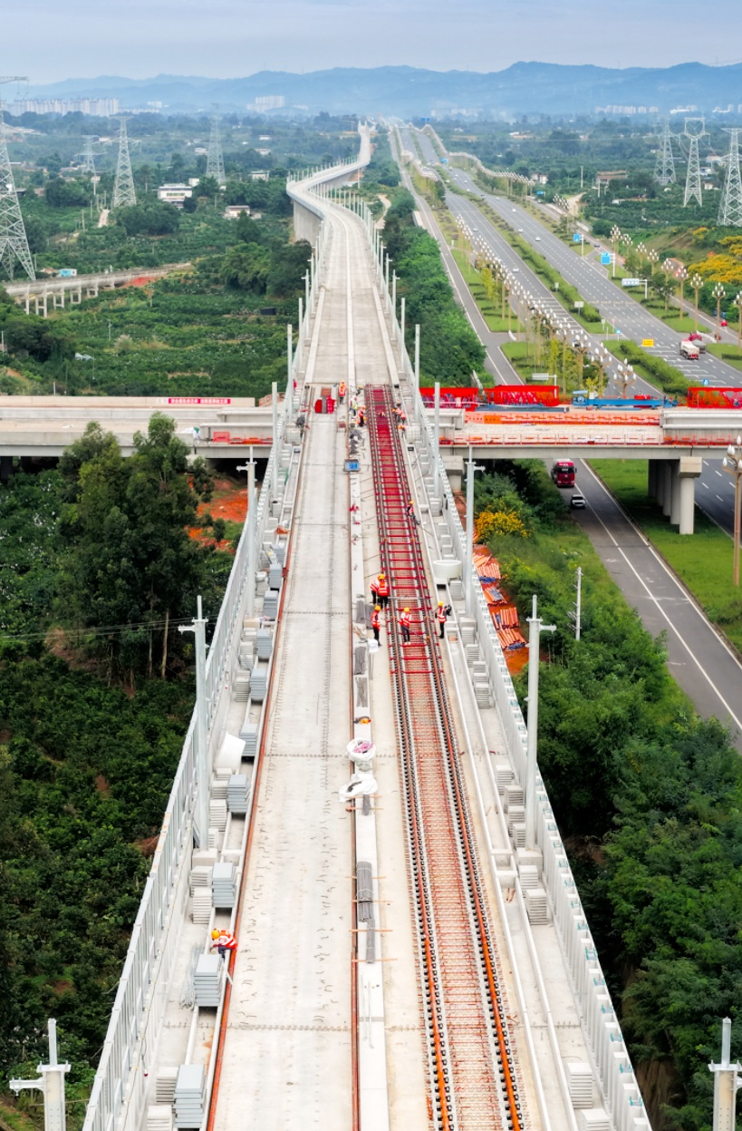 成都市域（郊）铁路成眉线首个区间铺轨完成 建设转入新阶段