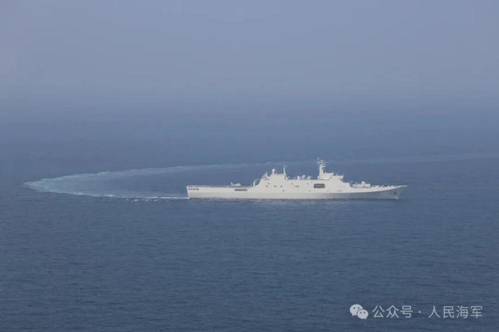 海军龙虎山舰开展实战化综合演练