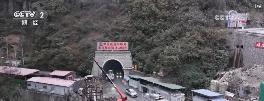 我国时速350公里高铁最长隧道贯通 渝昆行车时间将压至2.5小时 我国时速350公里高铁最长隧道贯通 渝昆行车时间将压至2.5小时