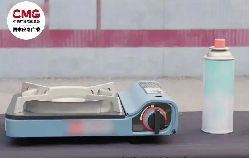 煮着火锅突然爆燃!火锅底料喷在男子脸上…冬季小心“餐桌炸弹” 煮着火锅突然爆燃!火锅底料喷在男子脸上…冬季小心“餐桌炸弹”