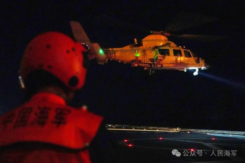 海军龙虎山舰开展实战化综合演练