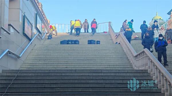 防滑地毯、保暖扶手套……哈尔滨中央大街暖心升级获游客点赞