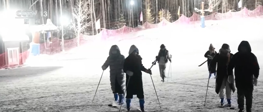 冰雪经济助推文旅地标“上新” 特色雪趣让游客留下来、住下来 带火多样消费