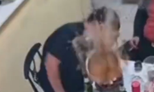 煮着火锅突然爆燃!火锅底料喷在男子脸上…冬季小心“餐桌炸弹” 煮着火锅突然爆燃!火锅底料喷在男子脸上…冬季小心“餐桌炸弹”