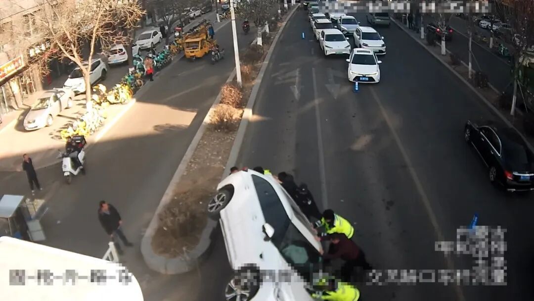 事发突然！呼和浩特闹市区，男子一句话，一群人立马围了上来...