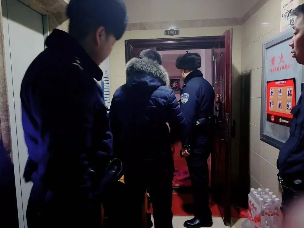 冒充公职人员上门取赃 民警30层楼排查保养老钱