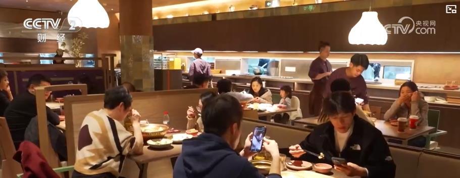 从“价格驱动”迈向“体验驱动”：首店经济与场景创新拉动消费新增长