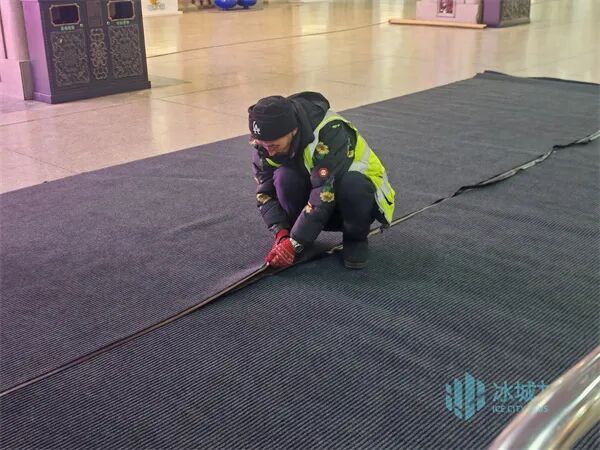 防滑地毯、保暖扶手套……哈尔滨中央大街暖心升级获游客点赞