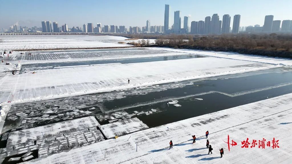 寒江“冰田”：零下20℃江面，采冰人匠心筑梦