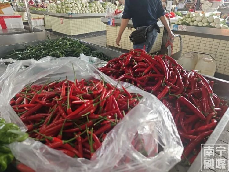 “辣椒炒肉”变“肉炒辣椒”话题刷爆！业内人士：不必囤积，对生活影响不大