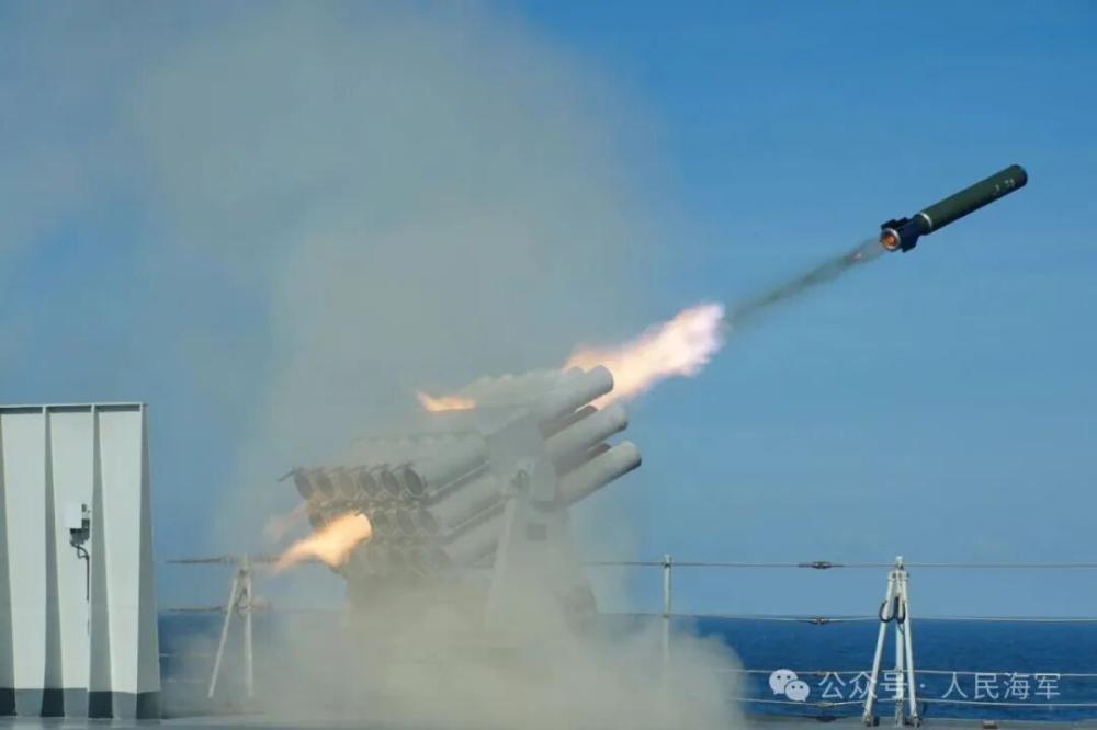 海军龙虎山舰开展实战化综合演练