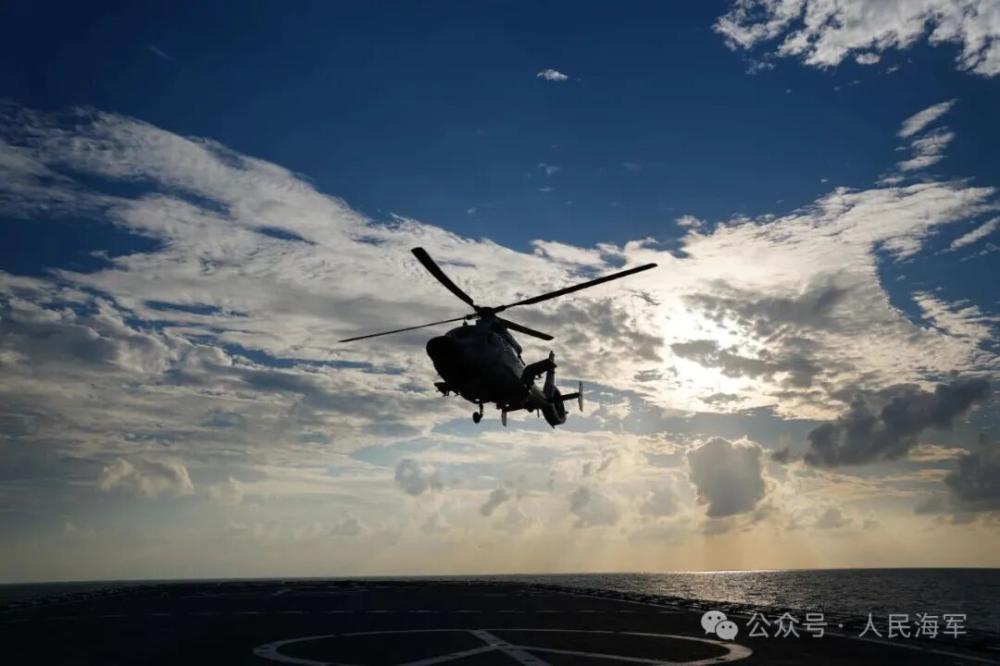 海军龙虎山舰开展实战化综合演练